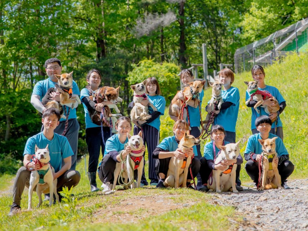 写真：シェルタースタッフと保護犬の集合写真